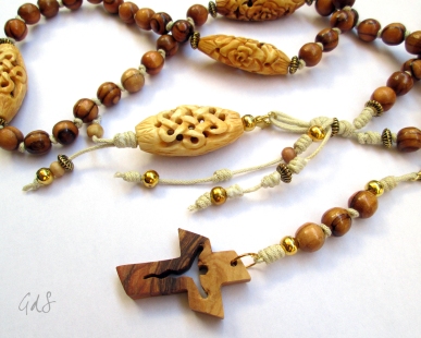 Collana rpsario con croce e grani di ulivo della Terra Santa